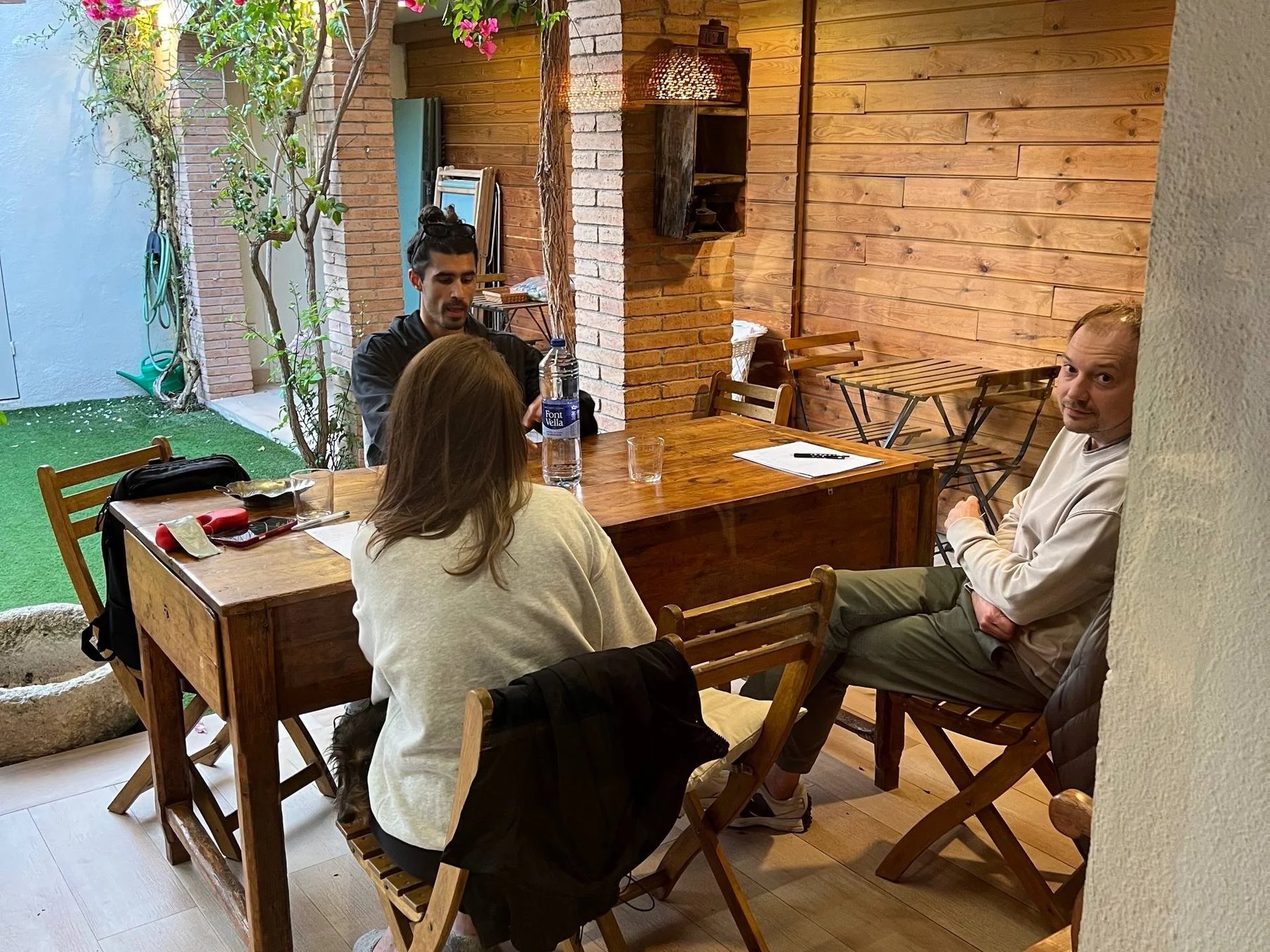 A relaxed Spanish class around the big wooden table
